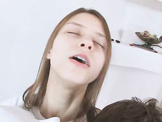 Молодая девушка занимается любовью с парнем