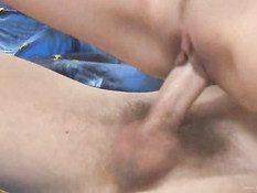 Молодая пара играет на кровати в карты