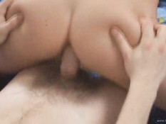 Молодая пара играет на кровати в карты