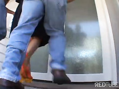 Опытную блондинку грубо ебут в задницу и в пизду