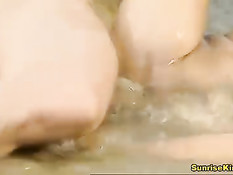 Парочка не в силах сдержаться занялась любовью на речке