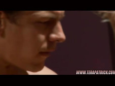 Два парня удовлетворяют сисястую брюнетку Теру