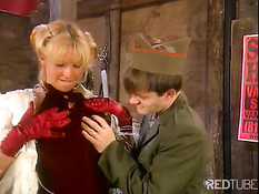 Дикая ебля в сарае для скота