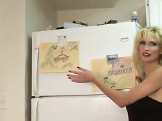 Мамочку с огромными сиськами дерут в два отверстия