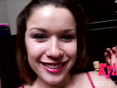 Девушка Кайли любит отсасывать член своему парню