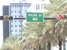 Девушка разделась в номере отеля и принялась делать минет