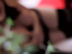 Опытная минетчица делает приятное парню