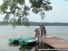 Парни трахали молодую девушку на берегу озера