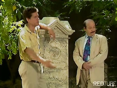 Секс с похотливой вдовой на кладбище