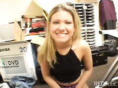 Трах с красивой молодой блондинкой в офисе