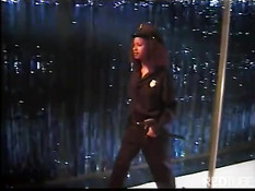 Чёрная цыпочка в полицейской форме ебёт парня