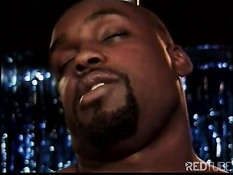 Чёрная цыпочка в полицейской форме ебёт парня