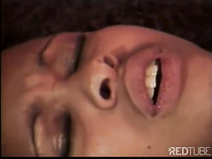 Чёрная цыпочка в полицейской форме ебёт парня