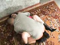 Жёстко отодрал на полу молодую брюнетку