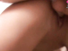 Парень отодрал двух молодых подружек