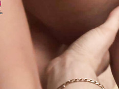 Парень отодрал двух молодых подружек