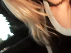 Девчонка делает минет водителю машины