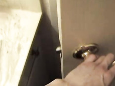 Парень притащил в номер проститутку блондинку