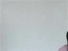 Сладкая маленькая брюнетка с хвостиками позирует в постели