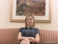 Она разделась и начала сосать член и яйца