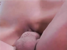 Две возбуждённые детки трахаются с мужчиной