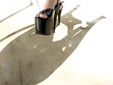 Анна получает целых два члена в свои разгорячённые дырки