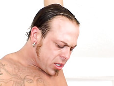 Анна получает целых два члена в свои разгорячённые дырки