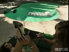 Сиськастая лесбиянка с интимной стрижкой в виде буквы V