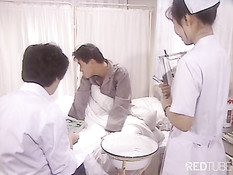 Японской медсестре нравится развратный секс