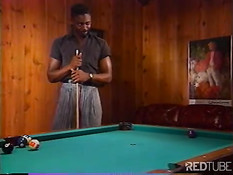 Чернокожая пара решила потрахаться на бильярдном столе