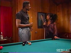 Чернокожая пара решила потрахаться на бильярдном столе