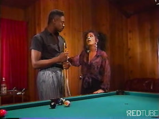 Чернокожая пара решила потрахаться на бильярдном столе