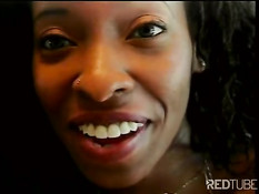 Большие чёрные сиськи возбуждённой негритянки