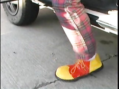 Возбуждённые клоуны отъебали красивую девушку