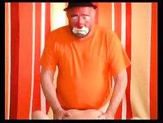 Возбуждённые клоуны отъебали красивую девушку