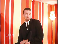 Возбуждённые клоуны отъебали красивую девушку