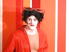 Возбуждённые клоуны отъебали красивую девушку