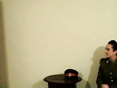 Суровая женщина-полицейский досматривает член мужика