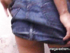 Женщина в маске дрочит свою волосатую пизду