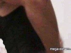 Женщина в маске дрочит свою волосатую пизду