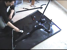 Сладкая сексуальная пытка девушки покрытой латексом