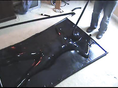 Сладкая сексуальная пытка девушки покрытой латексом