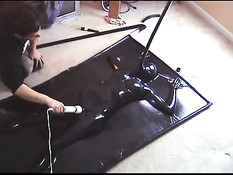 Сладкая сексуальная пытка девушки покрытой латексом