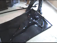 Сладкая сексуальная пытка девушки покрытой латексом