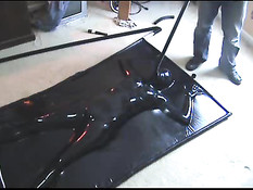 Сладкая сексуальная пытка девушки покрытой латексом