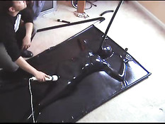 Сладкая сексуальная пытка девушки покрытой латексом