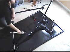 Сладкая сексуальная пытка девушки покрытой латексом