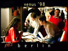 Развратные шлюхи занимаются сексом на качелях