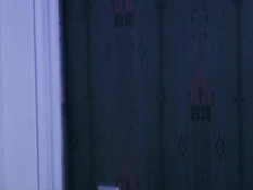 Светловолосая шлюха в маске принимает хуй в жопе