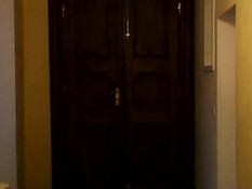 Светловолосая шлюха в маске принимает хуй в жопе